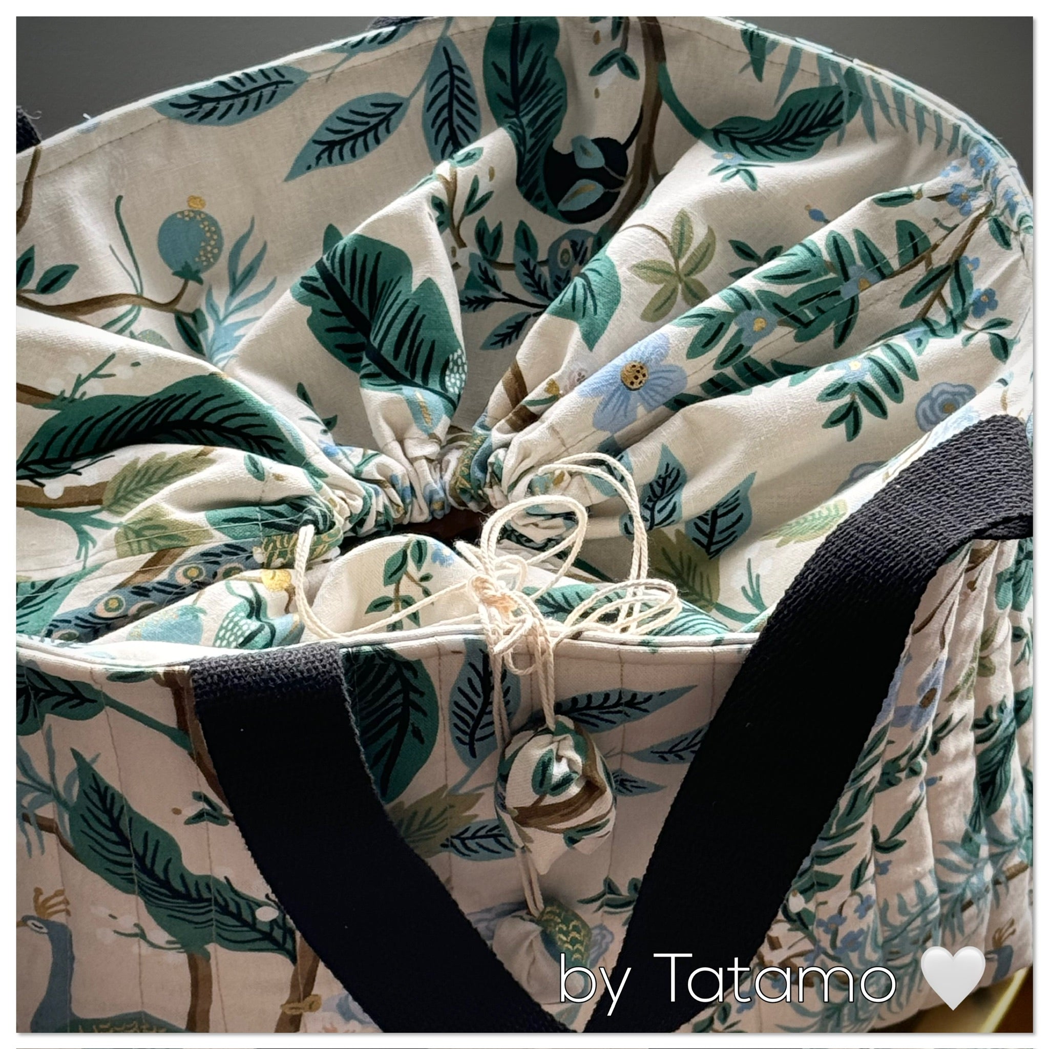 Vue de haut du Magnifique cabas Botanic glam fermé de Tatamo ayant comme motif des feuillages, fleurs et un paon majestueux. Collection Rifle Paper