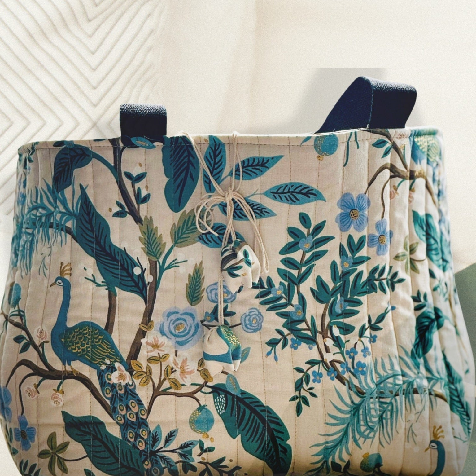 Vue de face Magnifique cabas Botanic glam de Tatamo ayant comme motif des feuillages, fleurs et un paon majestueux. Collection Rifle Paper
