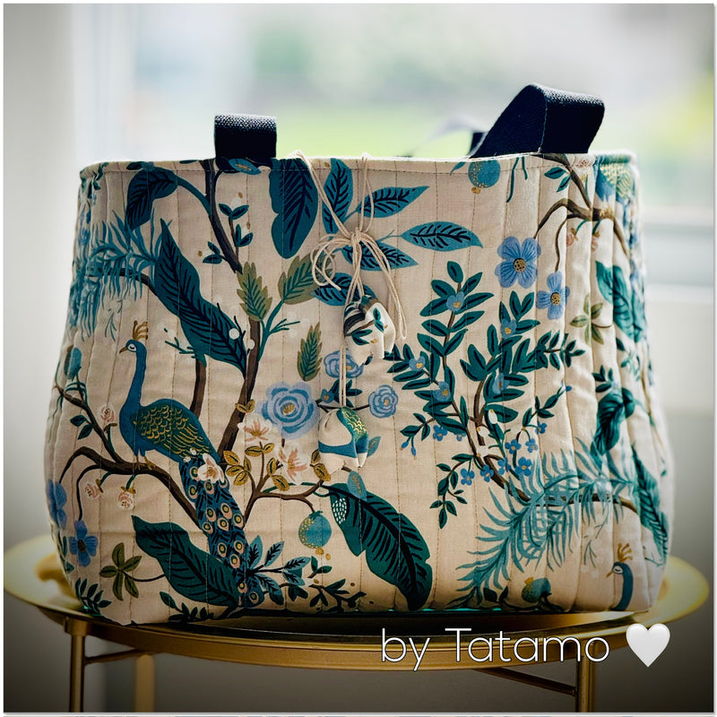 Magnifique cabas Botanic glam de Tatamo ayant comme motif des feuillages, fleurs et un paon majestueux. Collection Rifle Paper