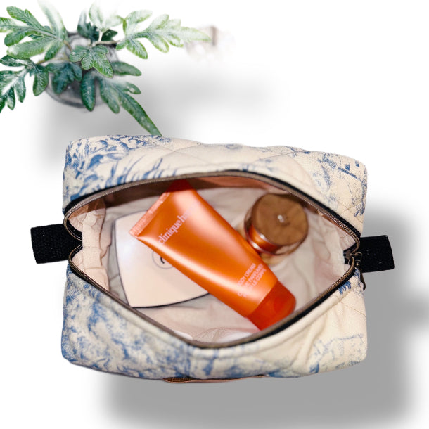 Trousse jardin d'antan bleu ouvert avec des produits de beauté dedans