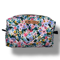 La trousse jardin enchanté très fleurie qui fait penser au printemps vue de face avec logo Tatamo enbossé dans du cuir végétal