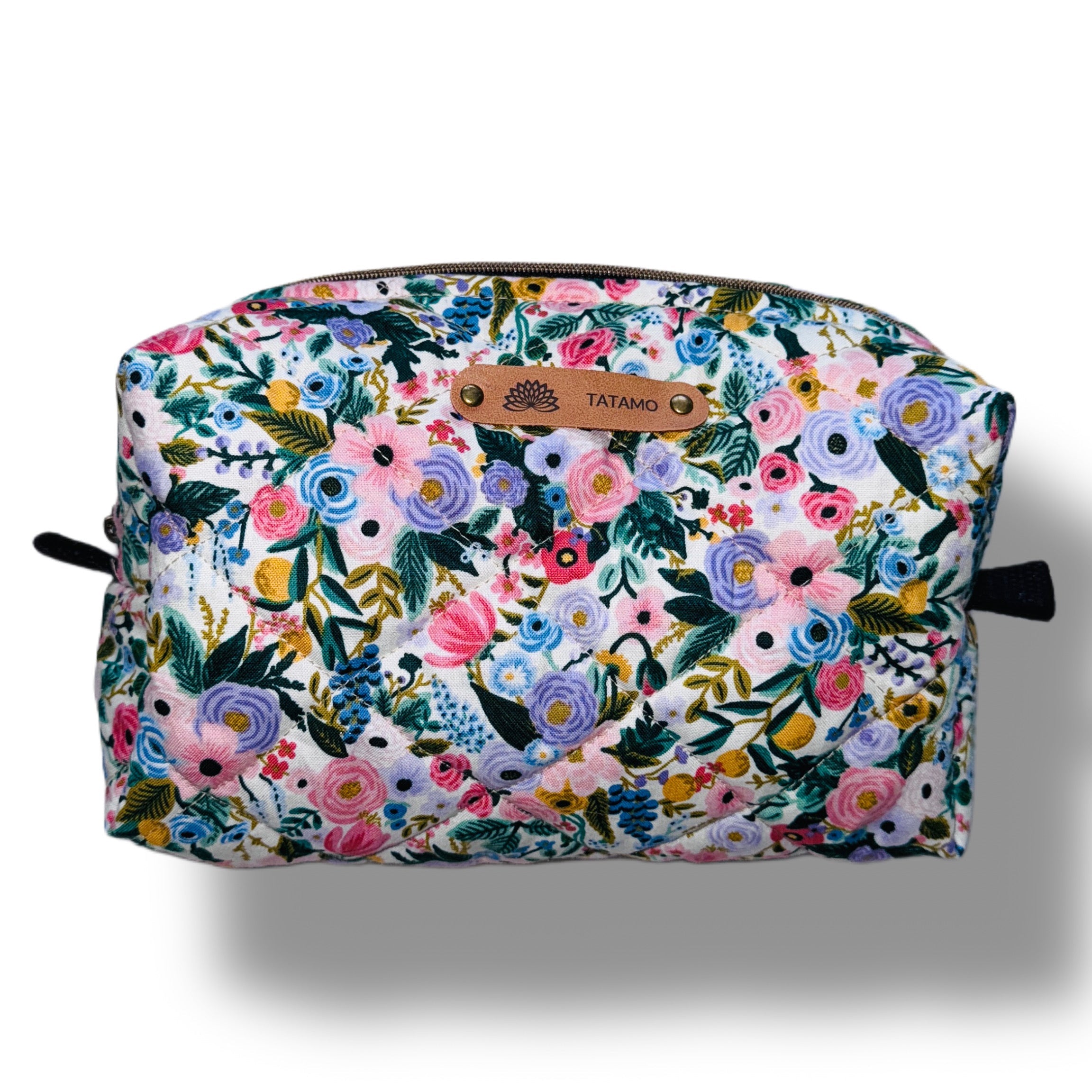 La trousse jardin enchanté très fleurie qui fait penser au printemps vue de face avec logo Tatamo enbossé dans du cuir végétal