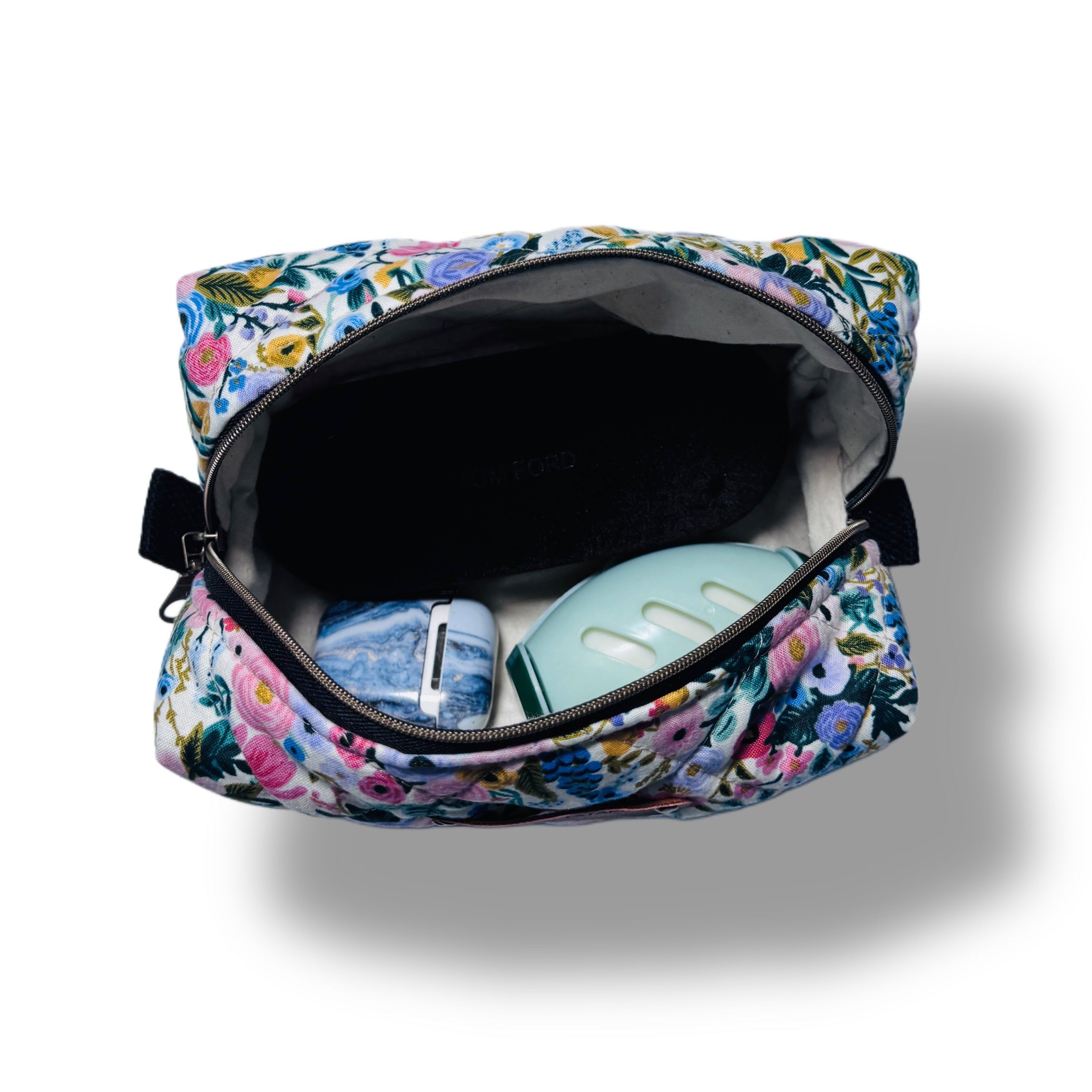 La trousse jardin enchanté mis en situation avec des produits à l'intérieur