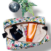 La trousse jardin enchanté vue de haut mis en situation avec des produits de beauté